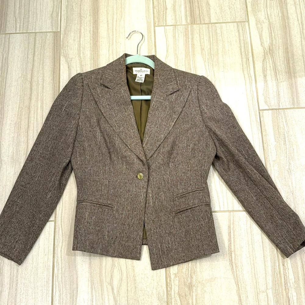 Donna gray 4p very flattering, it’s a tan/olive color